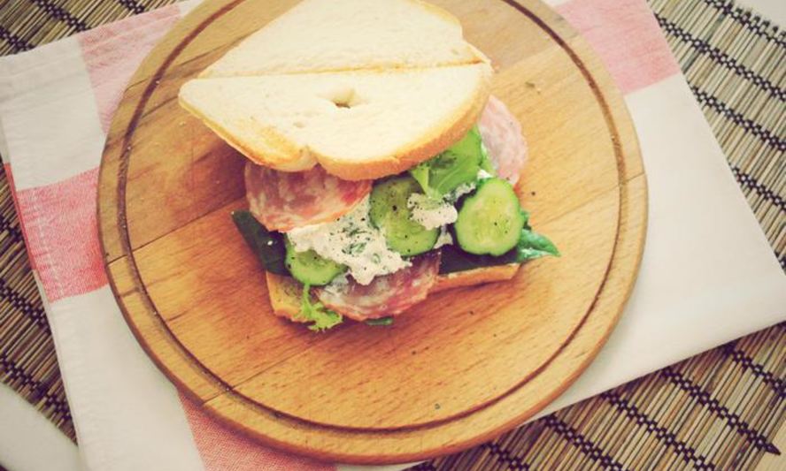 Рецепт утренний сэндвич с огурцом, салями и фетой