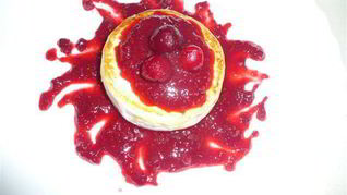 Сыр камамбер в ягодном соусе с вяленой вишней