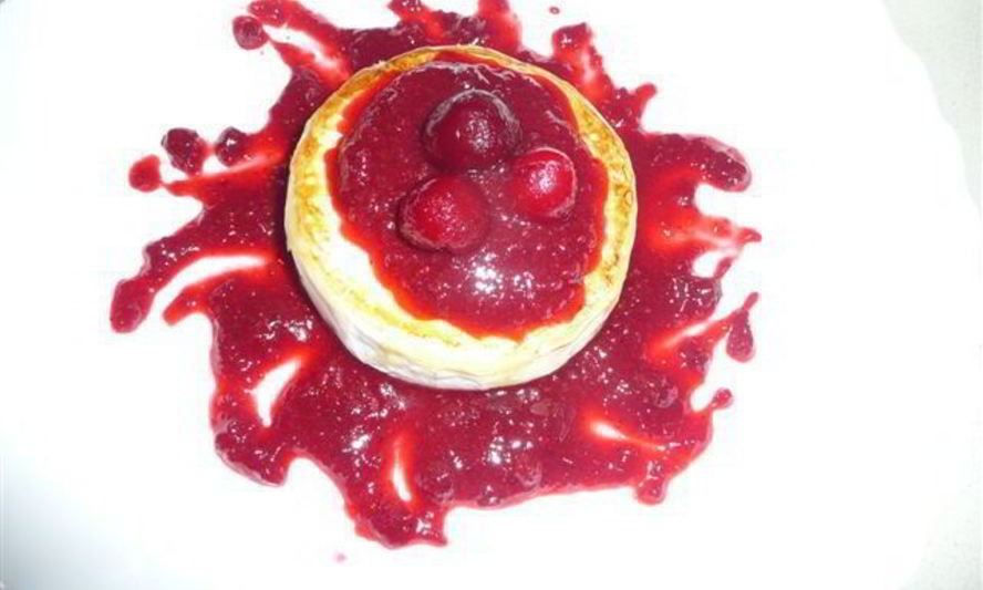 Рецепт сыр камамбер в ягодном соусе с вяленой вишней