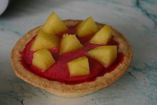 Холодные пирожные из вишни в тарталетках