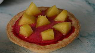 Холодные пирожные из вишни в тарталетках