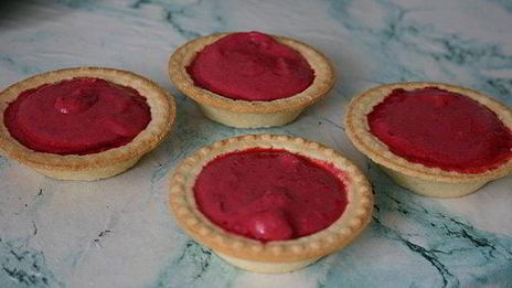 холодные пирожные из вишни в тарталетках