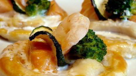 рыбные тарталетки из слоеного теста