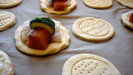 рыбные тарталетки из слоеного теста