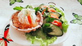 Ржаные тарталетки с паштетом из тунца и яйцом пашот