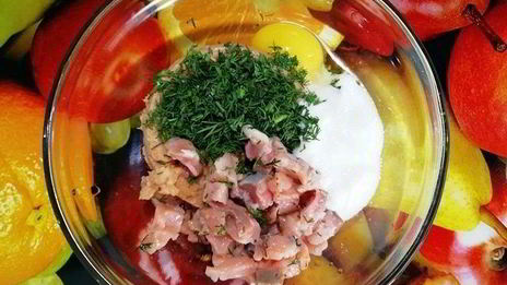 ржаные тарталетки с паштетом из тунца и яйцом пашот