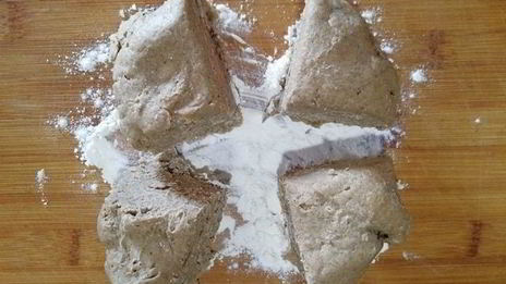 ржаные тарталетки с паштетом из тунца и яйцом пашот