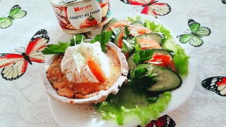 ржаные тарталетки с паштетом из тунца и яйцом пашот