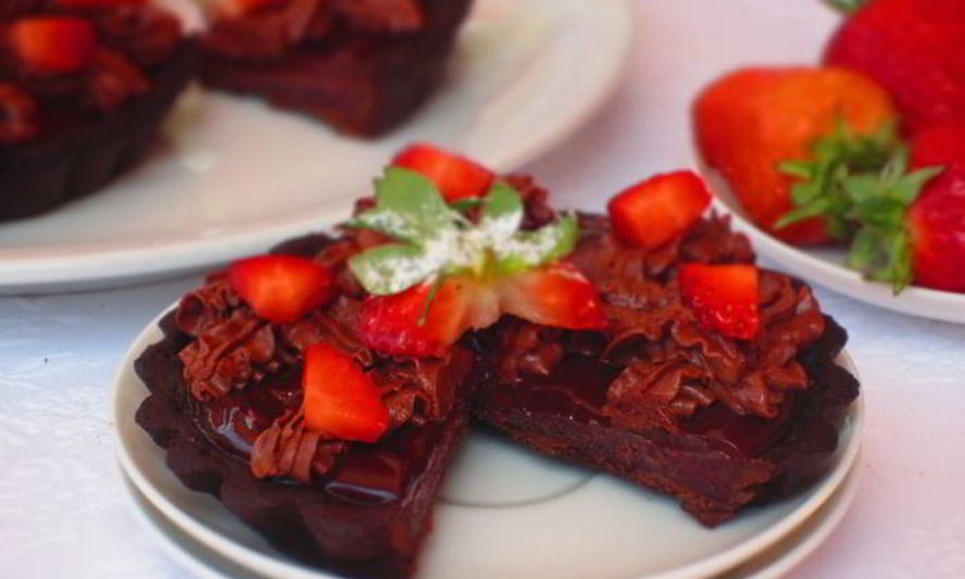 Рецепт шоколадные тарталетки с клубникой