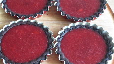 шоколадные тарталетки с клубникой