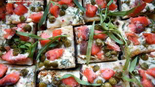 Слоеные тарталетки с копченым лососем, маскарпоне и горошком