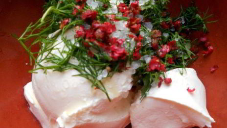 слоеные тарталетки с копченым лососем, маскарпоне и горошком