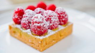 Тарталетка с малиной и фисташковым фланом