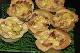 Тарталетки, фаршированные сыром бри и луком-пореем