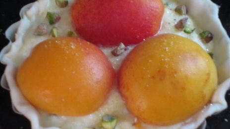 тарталетки с абрикосами, творожным кремом и фисташками