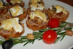 Тарталетки с говядиной, грибами, луком и сыром
