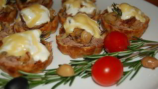 Тарталетки с говядиной, грибами, луком и сыром