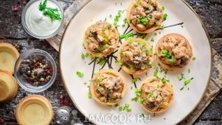 Тарталетки с грибами, курицей и сливками