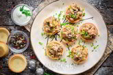 Тарталетки с грибами, курицей и сливками