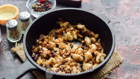 тарталетки с грибами, курицей и сливками