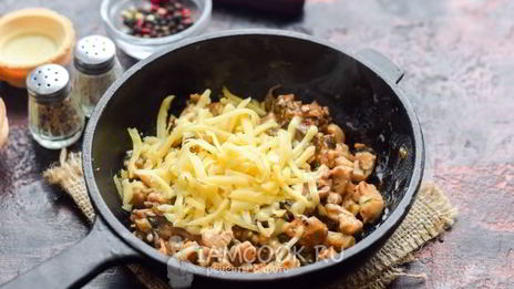 тарталетки с грибами, курицей и сливками