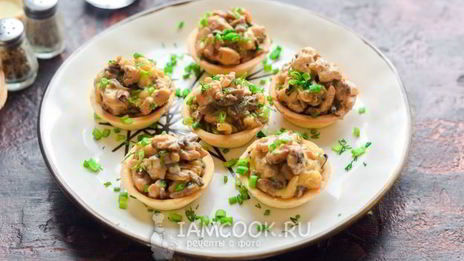 тарталетки с грибами, курицей и сливками