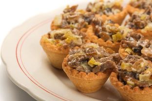 Тарталетки с грибами, сыром и овощами