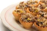 Тарталетки с грибами, сыром и овощами