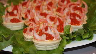 Тарталетки с икрой и креветками