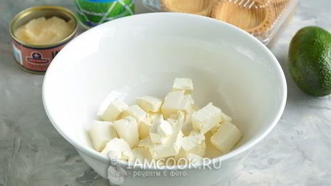 тарталетки с икрой селедки, авокадо и творожным сыром