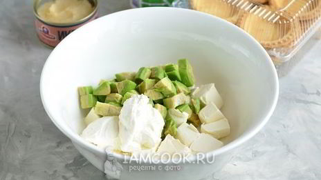 тарталетки с икрой селедки, авокадо и творожным сыром