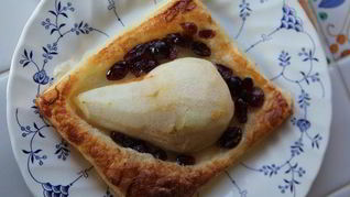 Тарталетки с карамелизированной грушей и клюквой