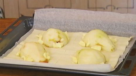 тарталетки с карамелизированной грушей и клюквой