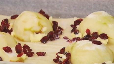 тарталетки с карамелизированной грушей и клюквой