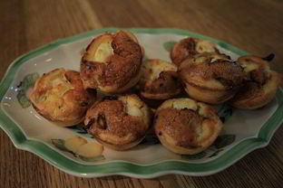 Тарталетки с карамелизированным луком и фетой