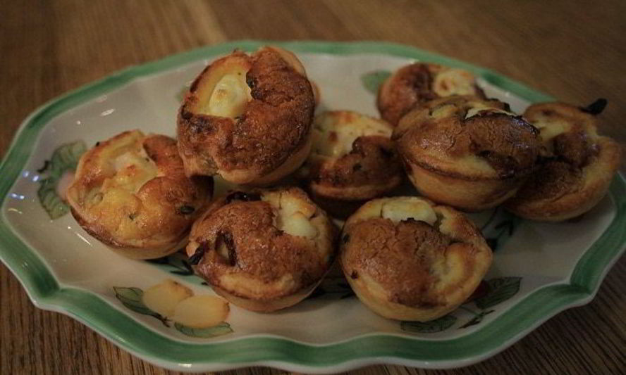 Рецепт тарталетки с карамелизированным луком и фетой