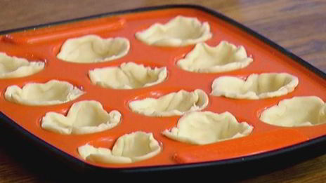 тарталетки с карамелизированным луком и фетой