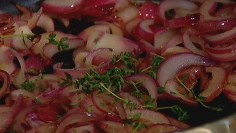 тарталетки с карамелизированным луком и фетой