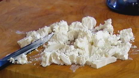 тарталетки с карамелизированным луком и фетой