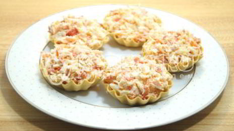 тарталетки с крабовым салатом