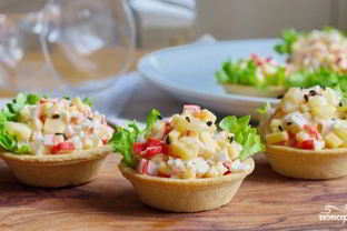 Тарталетки с крабовыми палочками и ананасом