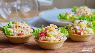 Тарталетки с крабовыми палочками и ананасом