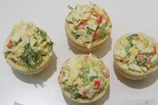 Тарталетки с крабовыми палочками и огурцом