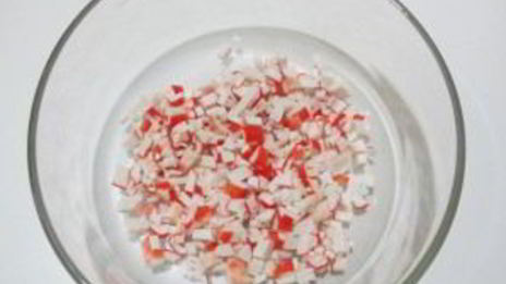 тарталетки с крабовыми палочками и огурцом