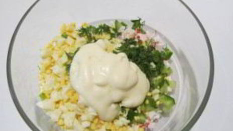 тарталетки с крабовыми палочками и огурцом