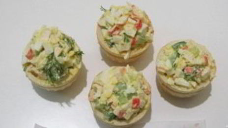 тарталетки с крабовыми палочками и огурцом