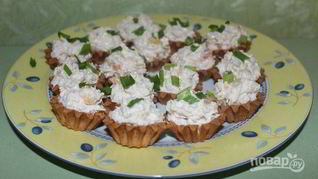Тарталетки с курицей и ананасом