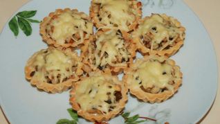 Тарталетки с курицей и грибами