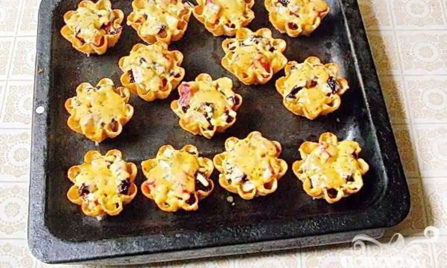 Рецепт тарталетки с мясом, фруктами и сыром