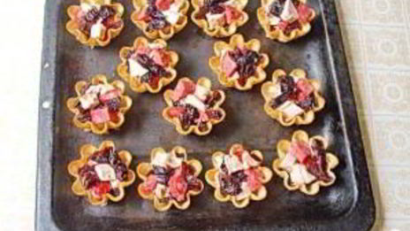 тарталетки с мясом, фруктами и сыром